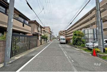 敷地北西側の前面道路（西側から）