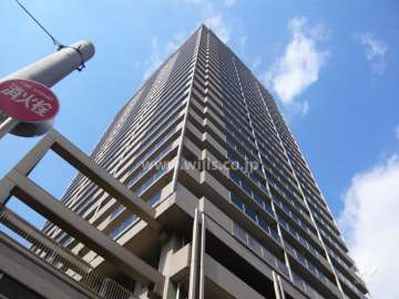エイヴィスタワー西宮の外観。高層28階建てのタワーマンションです。