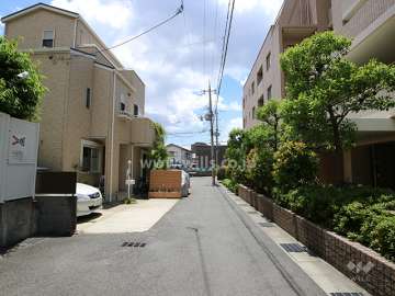 敷地東側の前面道路