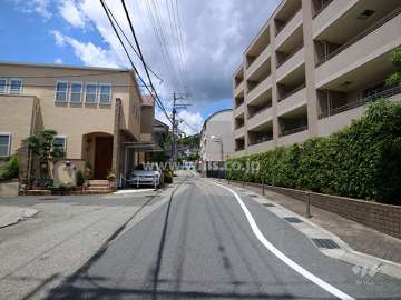 敷地南側の前面道路