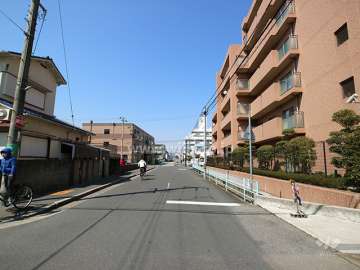 敷地西側の前面道路