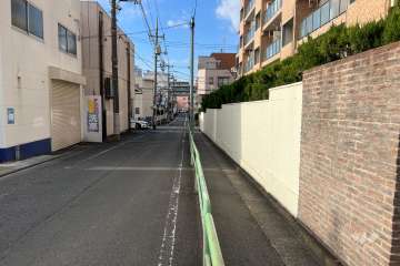 敷地の南側前面道路（東側から）