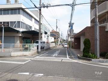 周辺は区画の整った静かな住宅地です。