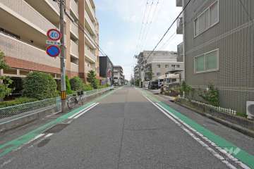 敷地南東側の前面道路（南西側から）