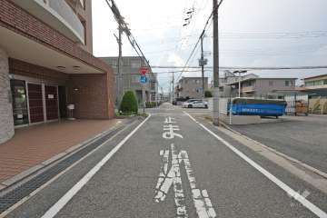 敷地南西側の前面道路（北西側から）