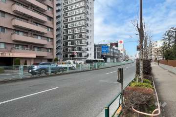 敷地の北側前面道路（東側から）