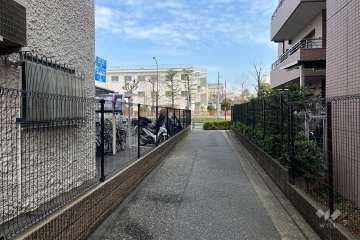 敷地の東側前面道路（南側から）
