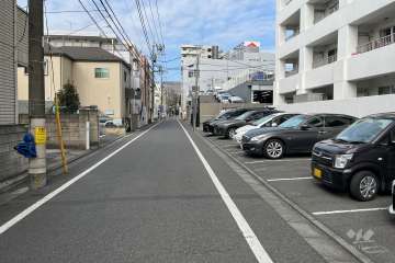 敷地の南側前面道路（東側から）