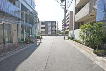 南側前面道路（東側から）