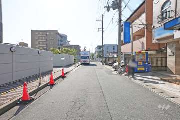 北側前面道路（東側から）