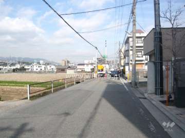周辺の街並み（田畑も多くのどかな雰囲気もあります）