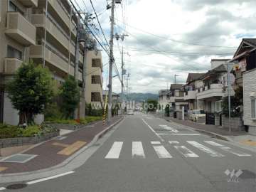 北東側の前面道路。突き当りは国道171号線。