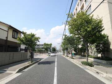 敷地西側の前面道路