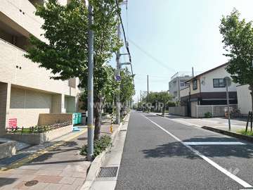 敷地西側の前面道路