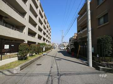 敷地南側の前面道路