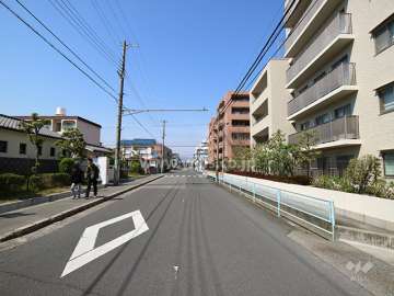 敷地西側の前面道路