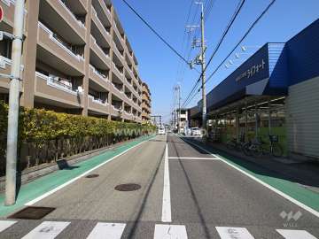 敷地南側の前面道路