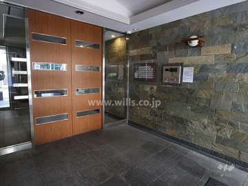 エントランスはオートロック付きです。