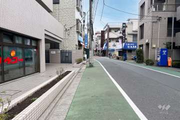 敷地の南西側前面道路（北西側から）