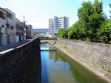 敷地の東側には川が流れています。
