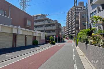 敷地の北側前面道路（東側から）