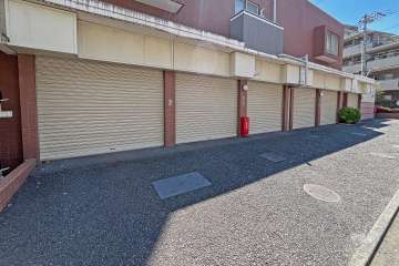 シャッター付きの敷地内駐車場（屋内平面式）