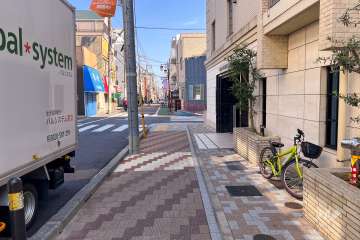 敷地北側の前面道路（西側から）