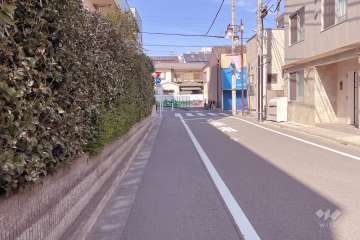 敷地東側の前面道路（南側から）