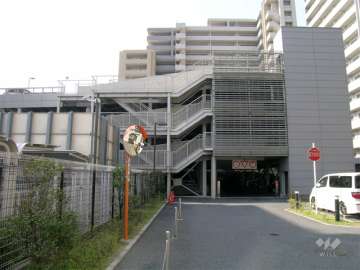 敷地中央にある駐車場棟