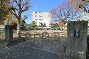 敷地に隣接して『安倉西公園』があります。