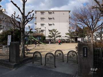 1号棟の東側には公園があります。