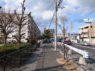 敷地の北東側は、県道（尼宝線）に面しています。