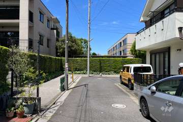 敷地北東側の前面道路