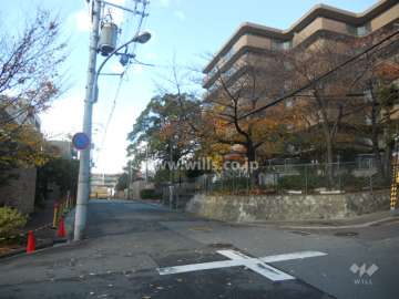 現地周辺の街並み。閑静な住宅街です。
