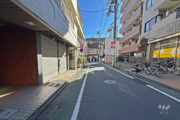 敷地の東側前面道路は大門通りです（北側から）。
