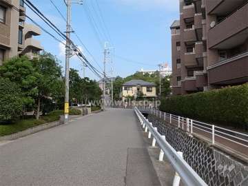 周辺は緑の多い閑静な住宅地。敷地のすぐ西側を水路が流れています。