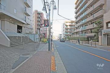 敷地東側の前面道路は豊島園通りです（南側から）。