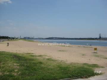 マンションの南側には公園、そして海が広がっています。