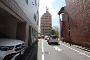 北西側の前面道路(北東側から)