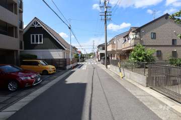 敷地北側の前面道路（東側から）