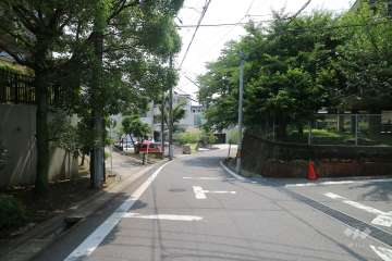 敷地北側の前面道路