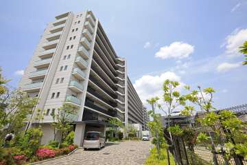 アーバン島本シティの外観（南東側から）