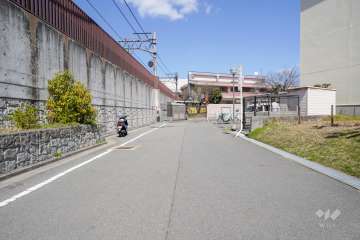 敷地西側の前面道路