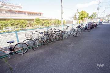 敷地北端に自転車、バイクが停められています。