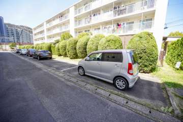 敷地内駐車場（屋外平面式）。A棟とB棟の間にあります。