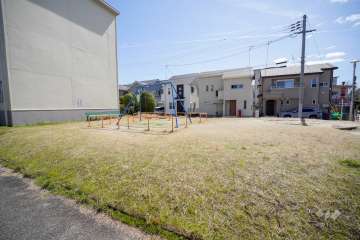 敷地内の遊具スペース