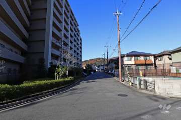 敷地東側の前面道路（南側から）