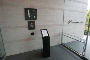 エントランス（阪急水無瀬駅側）。オートロック付きです。