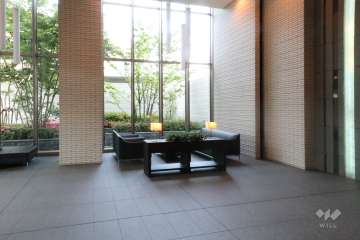 エントランスホールは解放感のある二層吹き抜けです。