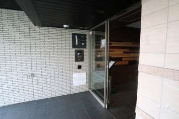 エントランス（国道側）は、オートロック付きです。